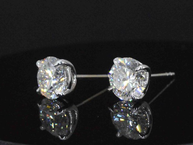 Witgouden solitair oorbellen met diamanten - afbeelding 4 van  11