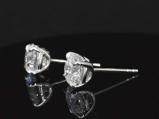 Witgouden solitair oorbellen met diamanten - afbeelding 6 van  11