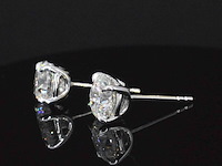 Witgouden solitair oorbellen met diamanten - afbeelding 6 van  11