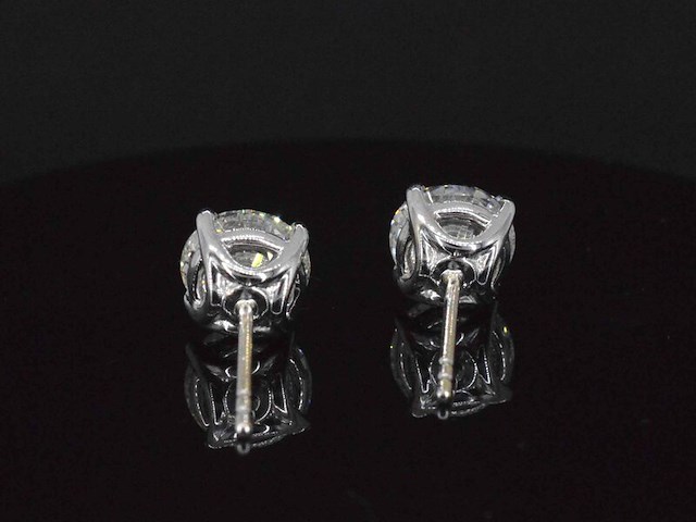 Witgouden solitair oorbellen met diamanten - afbeelding 7 van  11