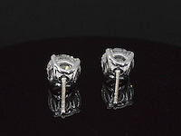 Witgouden solitair oorbellen met diamanten - afbeelding 7 van  11