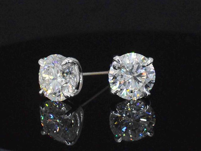 Witgouden solitair oorbellen met diamanten - afbeelding 5 van  11