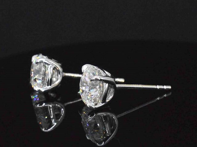 Witgouden solitair oorbellen met diamanten - afbeelding 6 van  11