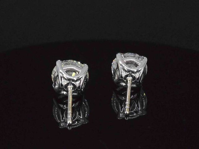 Witgouden solitair oorbellen met diamanten - afbeelding 7 van  11