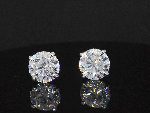 Witgouden solitair oorbellen met diamanten - afbeelding 8 van  11