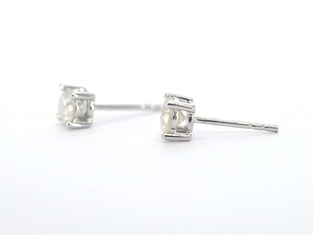 Witgouden solitair oorbellen met natuurlijke briljant geslepen diamanten - afbeelding 5 van  7