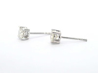 Witgouden solitair oorbellen met natuurlijke briljant geslepen diamanten - afbeelding 5 van  7