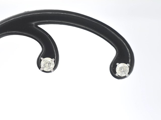 Witgouden solitair oorbellen met natuurlijke briljant geslepen diamanten - afbeelding 1 van  6