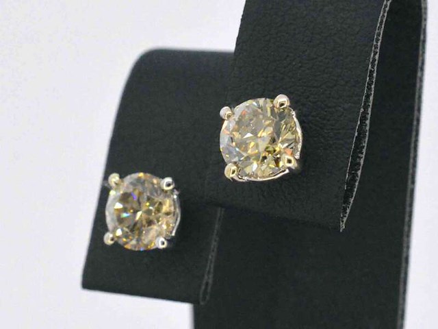 Witgouden solitair oorbellen met natuurlijke champagne diamant 3.00 carat - afbeelding 7 van  12
