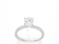 Witgouden solitair ring met 1.00 carat ovaal geslepen diamant en briljant geslepen diamanten