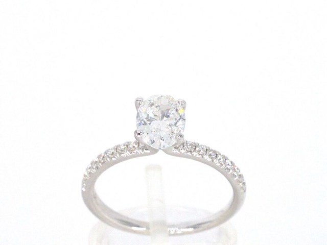 Witgouden solitair ring met 1.00 carat ovaal geslepen diamant en briljant geslepen diamanten - afbeelding 2 van  12