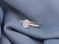 Witgouden solitair ring met 1.00 carat ovaal geslepen diamant en briljant geslepen diamanten