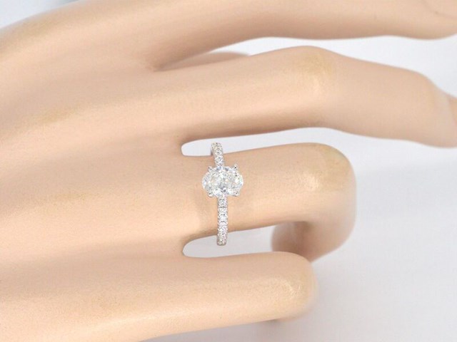 Witgouden solitair ring met 1.00 carat ovaal geslepen diamant en briljant geslepen diamanten - afbeelding 5 van  12