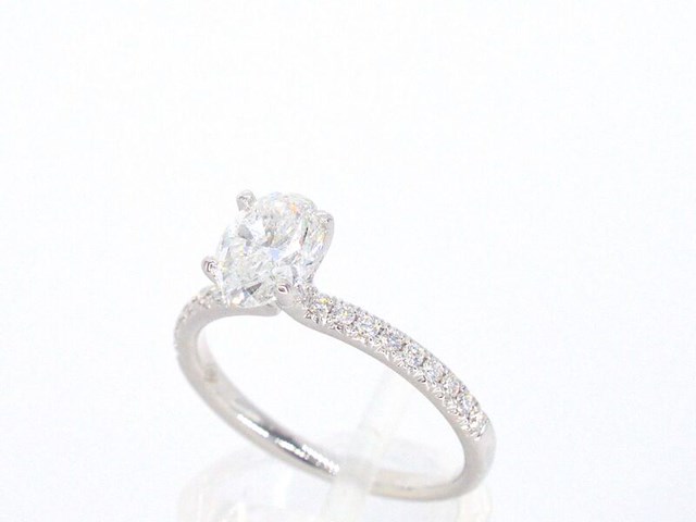 Witgouden solitair ring met 1.00 carat ovaal geslepen diamant en briljant geslepen diamanten - afbeelding 6 van  12