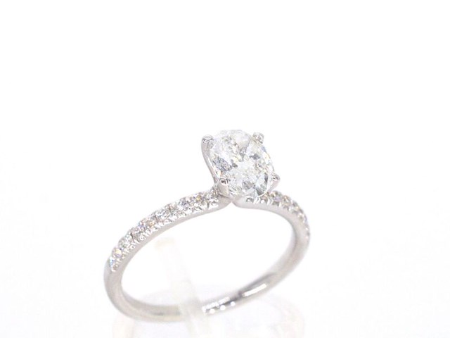 Witgouden solitair ring met 1.00 carat ovaal geslepen diamant en briljant geslepen diamanten - afbeelding 7 van  12