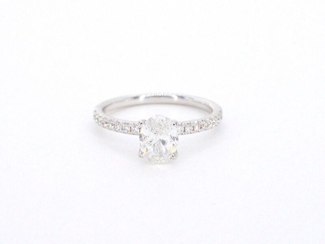 Witgouden solitair ring met 1.00 carat ovaal geslepen diamant en briljant geslepen diamanten - afbeelding 8 van  12