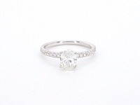 Witgouden solitair ring met 1.00 carat ovaal geslepen diamant en briljant geslepen diamanten - afbeelding 8 van  12