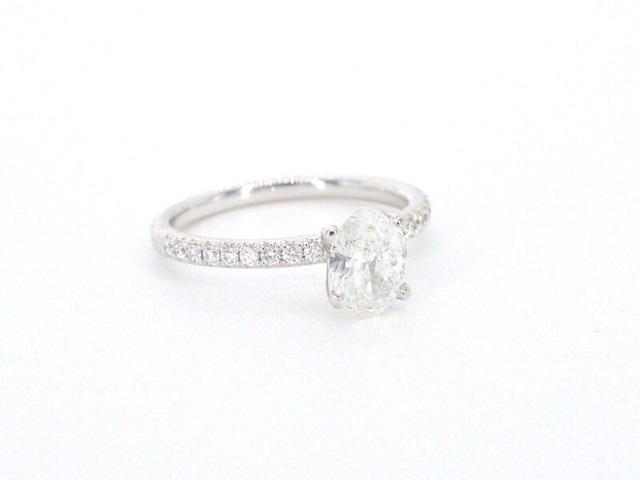Witgouden solitair ring met 1.00 carat ovaal geslepen diamant en briljant geslepen diamanten - afbeelding 10 van  12