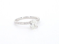 Witgouden solitair ring met 1.00 carat ovaal geslepen diamant en briljant geslepen diamanten - afbeelding 10 van  12