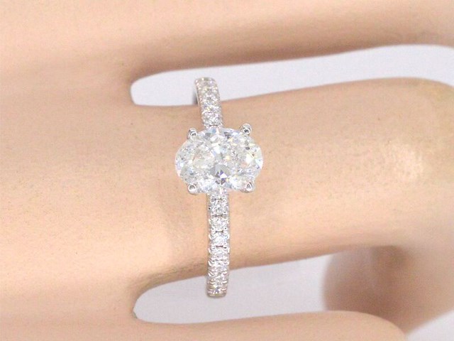 Witgouden solitair ring met 1.00 carat ovaal geslepen diamant en briljant geslepen diamanten - afbeelding 11 van  12