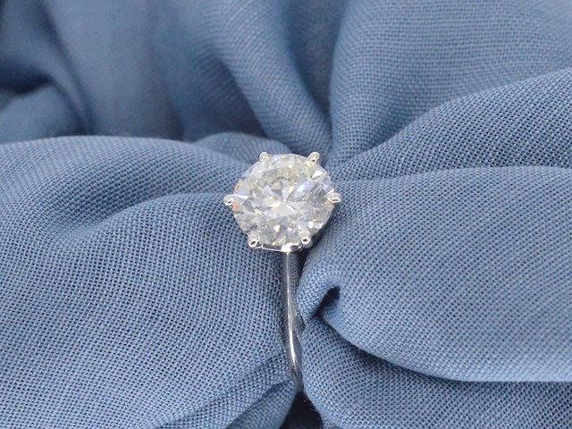 Witgouden solitair ring met 2.00 carat briljant geslepen diamant - afbeelding 3 van  11