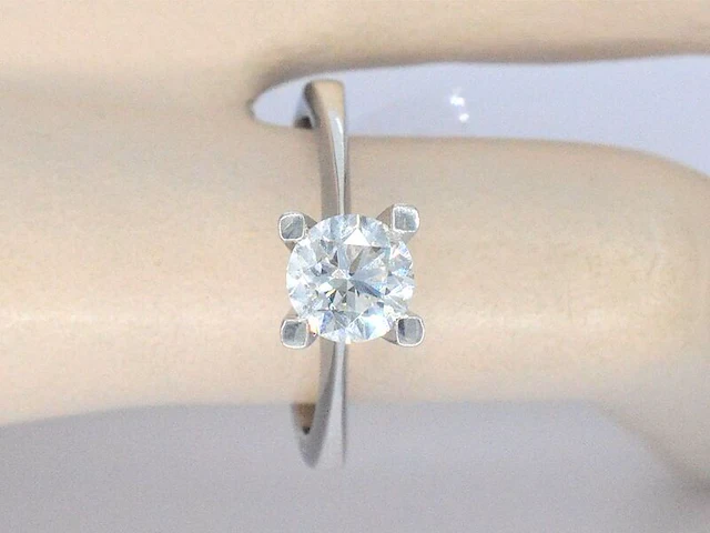 Witgouden solitair ring met diamant - afbeelding 5 van  12