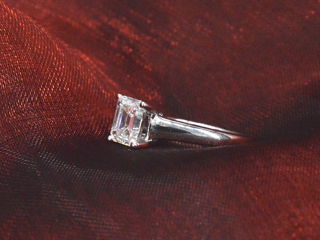 Witgouden solitair ring met een emerald diamant van 1.20 carat - afbeelding 5 van  9