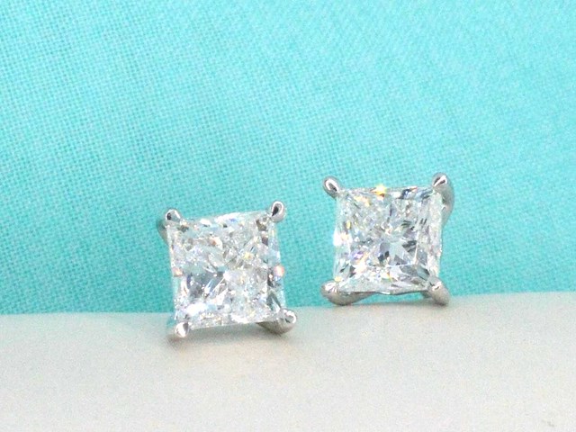 Witgouden solitaire oorbellen met 4.00 carat aan prinses geslepen diamanten - afbeelding 1 van  8