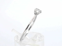 Witgouden solitaire ring met briljant geslepen diamant - afbeelding 2 van  11