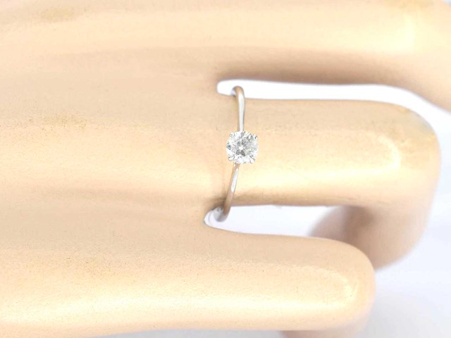 Witgouden solitaire ring met briljant geslepen diamant - afbeelding 4 van  11