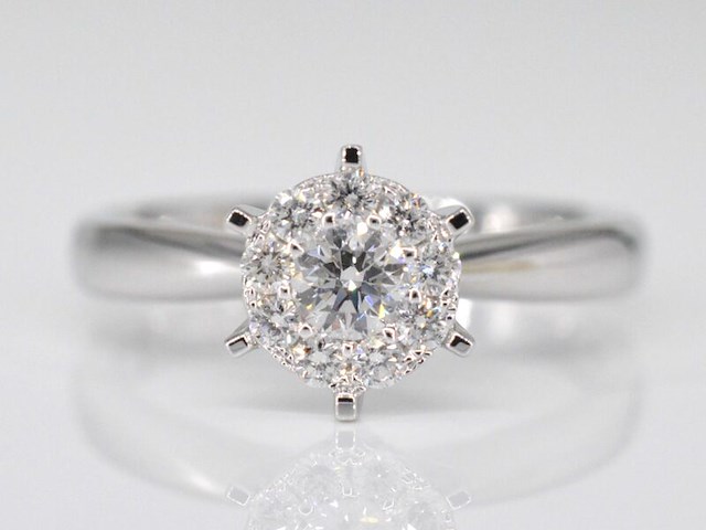 Witgouden solitaire ring met diamanten - afbeelding 1 van  7