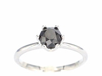 Witgouden solitaire ring met één briljant geslepen zwarte diamant (enhanced)
