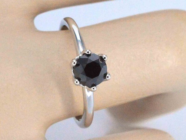 Witgouden solitaire ring met één briljant geslepen zwarte diamant (enhanced) - afbeelding 4 van  11