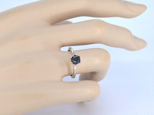 Witgouden solitaire ring met één briljant geslepen zwarte diamant (enhanced) - afbeelding 5 van  11