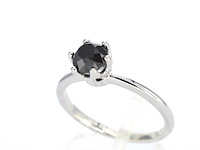 Witgouden solitaire ring met één briljant geslepen zwarte diamant (enhanced) - afbeelding 6 van  11