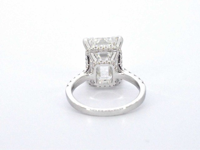 Witgouden solitaire ring met een grote emerald geslepen diamant van 8.00 carat - afbeelding 2 van  13