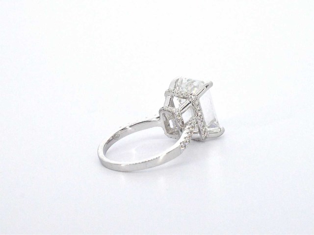 Witgouden solitaire ring met een grote emerald geslepen diamant van 8.00 carat - afbeelding 3 van  13