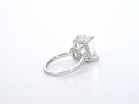Witgouden solitaire ring met een grote emerald geslepen diamant van 8.00 carat - afbeelding 3 van  13