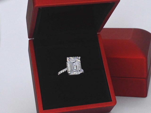 Witgouden solitaire ring met een grote emerald geslepen diamant van 8.00 carat - afbeelding 4 van  13
