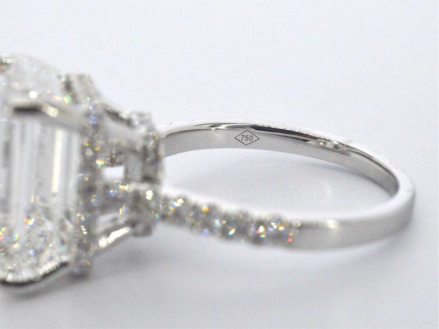 Witgouden solitaire ring met een grote emerald geslepen diamant van 8.00 carat - afbeelding 5 van  13