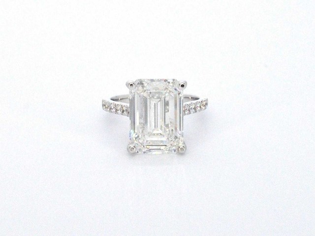 Witgouden solitaire ring met een grote emerald geslepen diamant van 8.00 carat - afbeelding 1 van  13