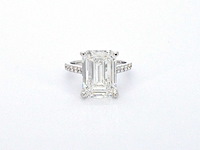 Witgouden solitaire ring met een grote emerald geslepen diamant van 8.00 carat - afbeelding 1 van  13