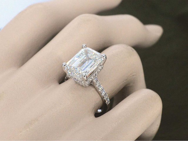 Witgouden solitaire ring met een grote emerald geslepen diamant van 8.00 carat - afbeelding 6 van  13