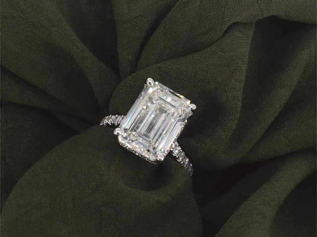 Witgouden solitaire ring met een grote emerald geslepen diamant van 8.00 carat - afbeelding 8 van  13