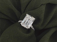 Witgouden solitaire ring met een grote emerald geslepen diamant van 8.00 carat - afbeelding 8 van  13