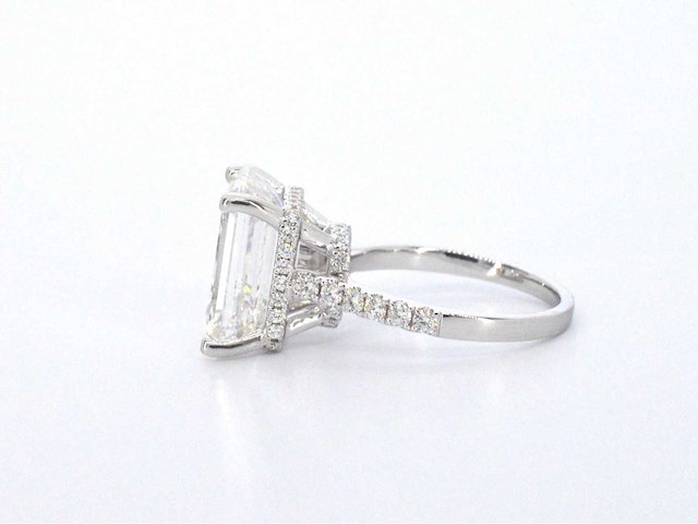Witgouden solitaire ring met een grote emerald geslepen diamant van 8.00 carat - afbeelding 9 van  13