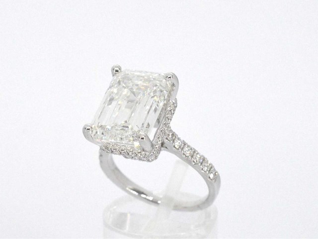 Witgouden solitaire ring met een grote emerald geslepen diamant van 8.00 carat - afbeelding 11 van  13