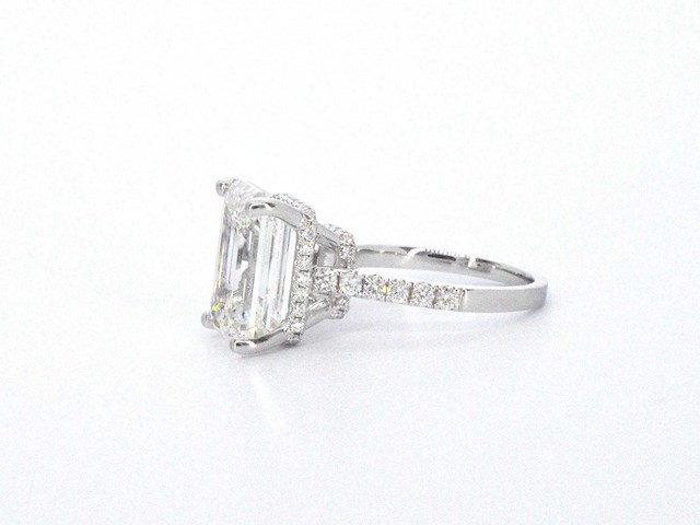 Witgouden solitaire ring met een grote emerald geslepen diamant van 8.00 carat - afbeelding 12 van  13