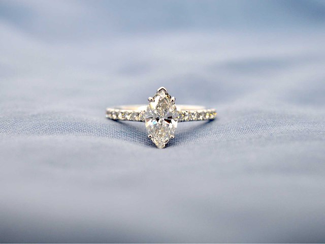Witgouden solitaire ring met een marquise diamant van 1.00 carat met hidden halo - afbeelding 1 van  10