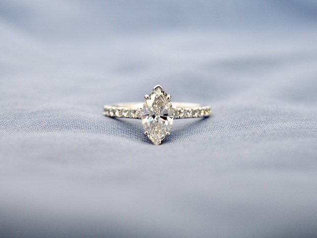 Witgouden solitaire ring met een marquise diamant van 1.00 carat met hidden halo - afbeelding 1 van  10